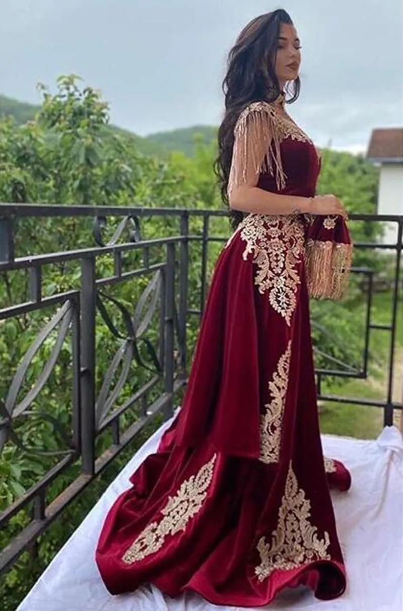 3 Pieces Overskirt Split Gold Lace Prom Gowns