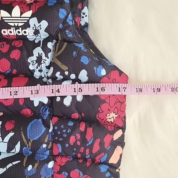 Adidas Original AOP hooded quilted puffer vest vibrant, colorful women's size XS