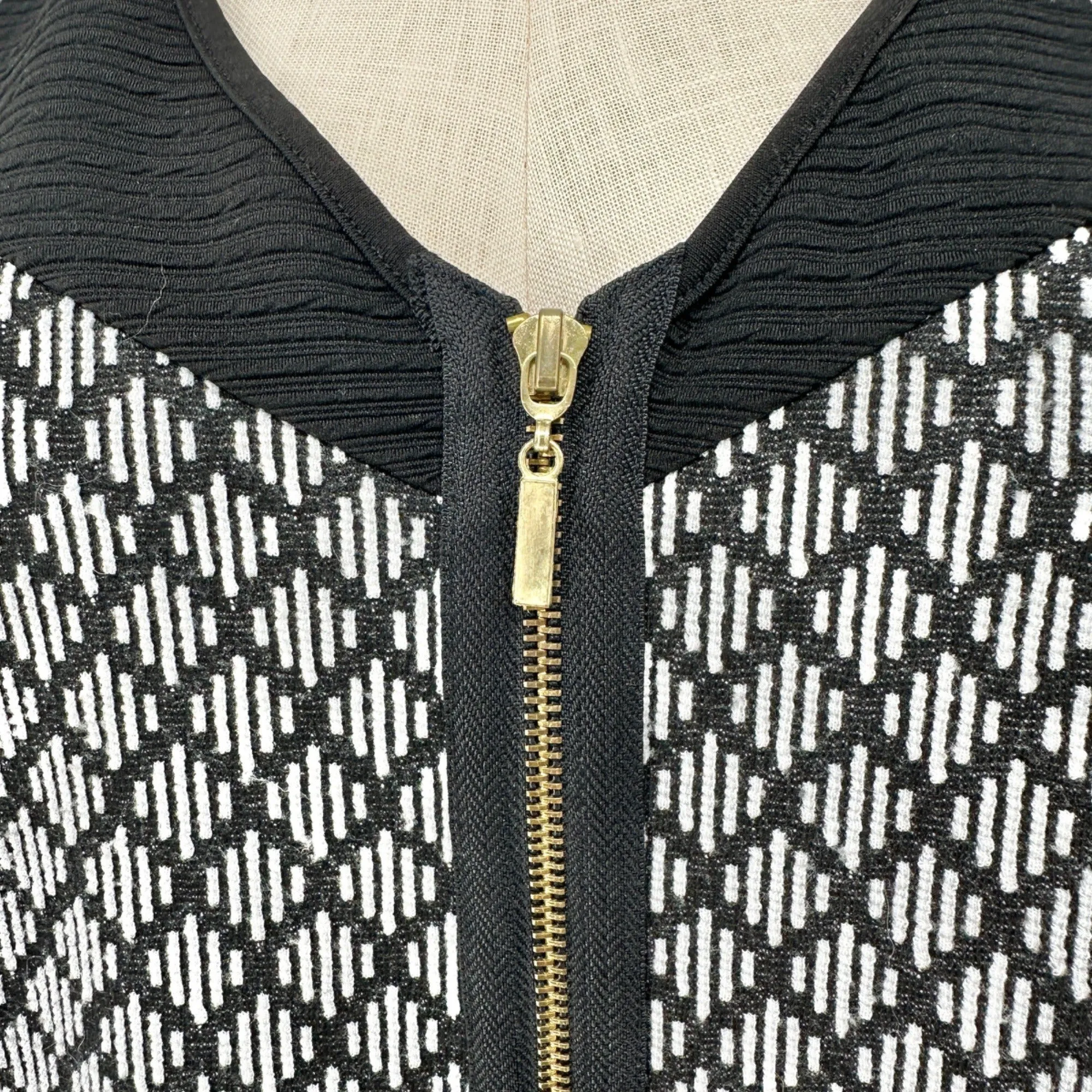 City Chic Top Womens Size 22 Black White Sleeveless Zipper Front Peplum