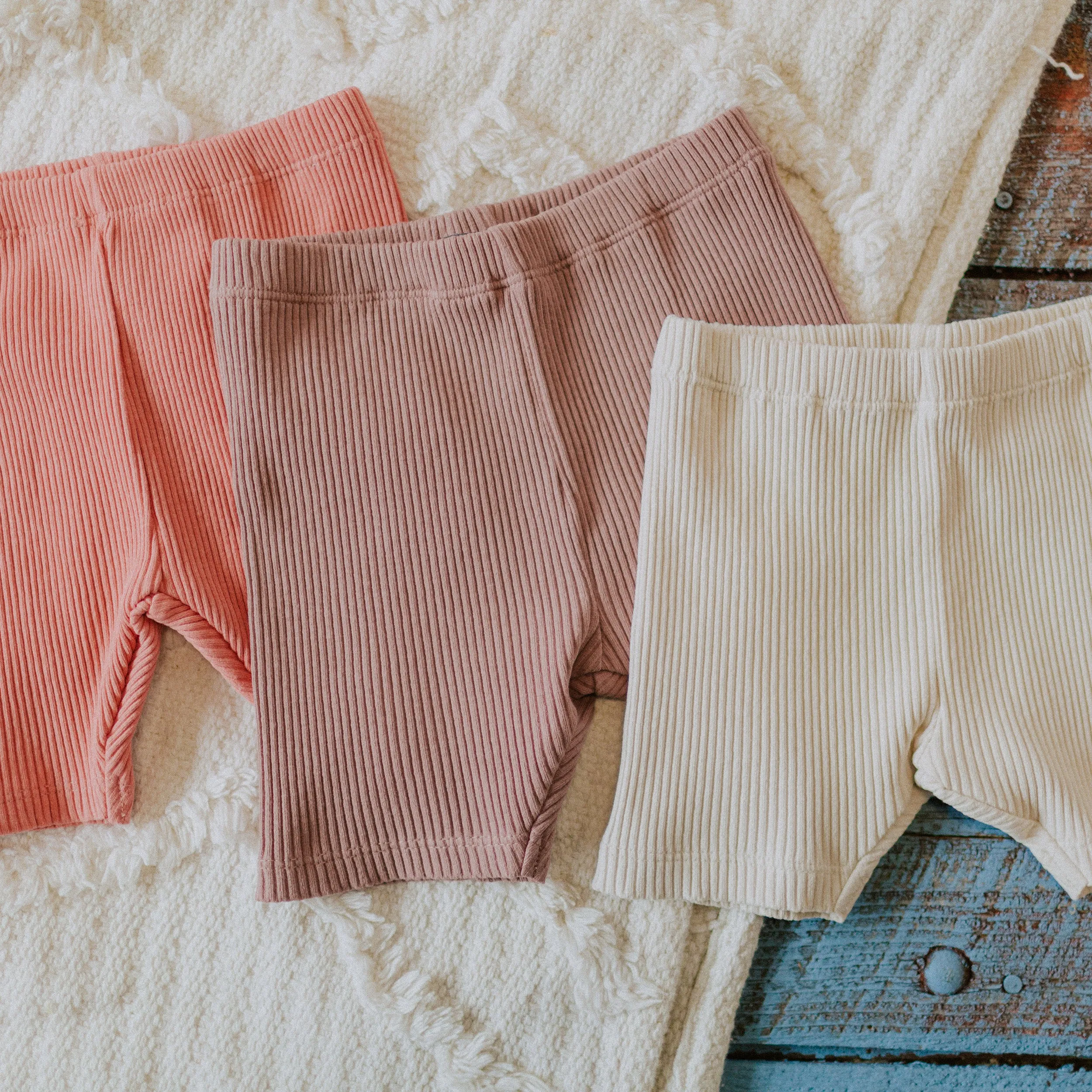 Legging court rose en coton côtelé, bébé || Pink biker short in cotton ribbed, baby