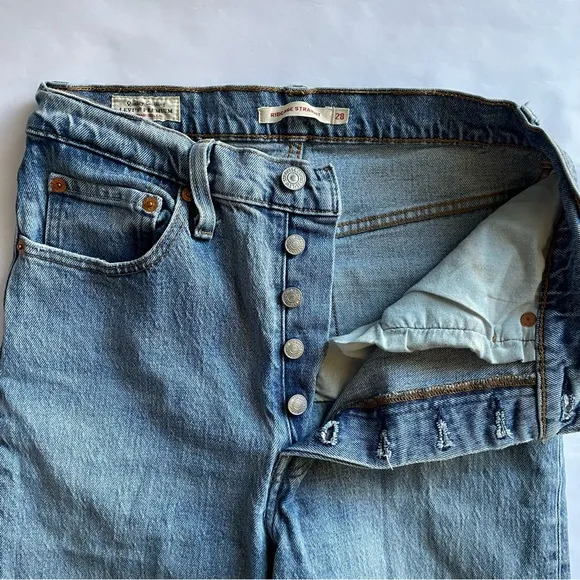 Levi womens Ribcage Straight Jeans 5 button high waisted 28 light blue