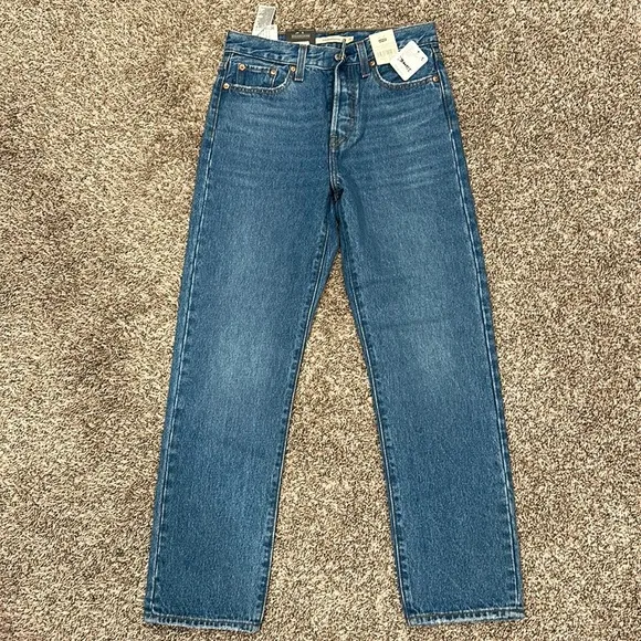 Levi’s Wedgie Straight Leg Medium Wash Jeans
