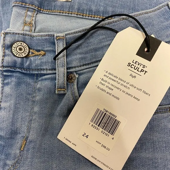 NWT Levi’s Curvy Straight Distressed Crop Jeans in Lightly Buzzed Size 24