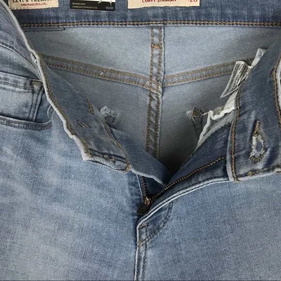NWT Levi’s Curvy Straight Distressed Crop Jeans in Lightly Buzzed Size 24