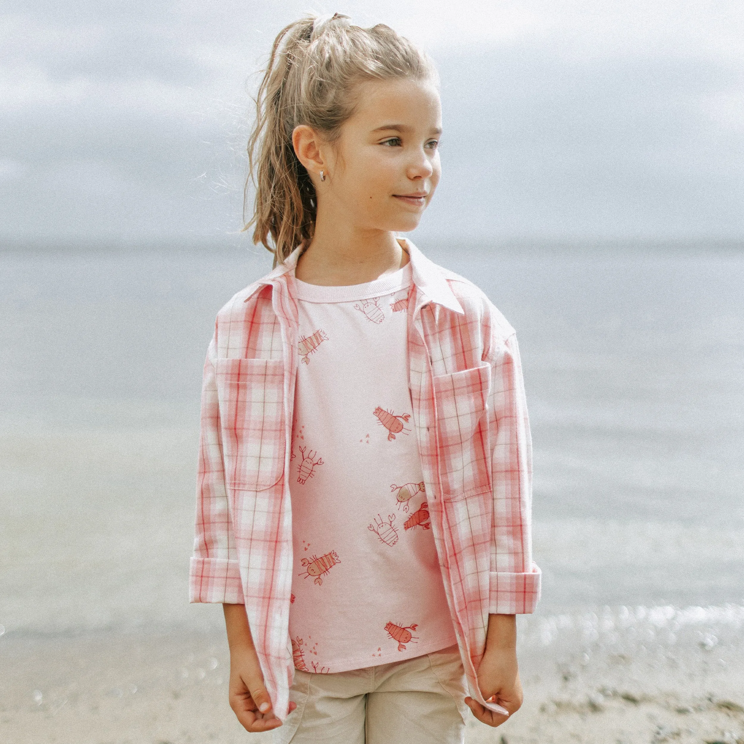 T-shirt manches courtes coupe ajustée rose pâle au motif écrevisses, enfant || Light pink short sleeves slim fit t-shirt with a crayfish print, child