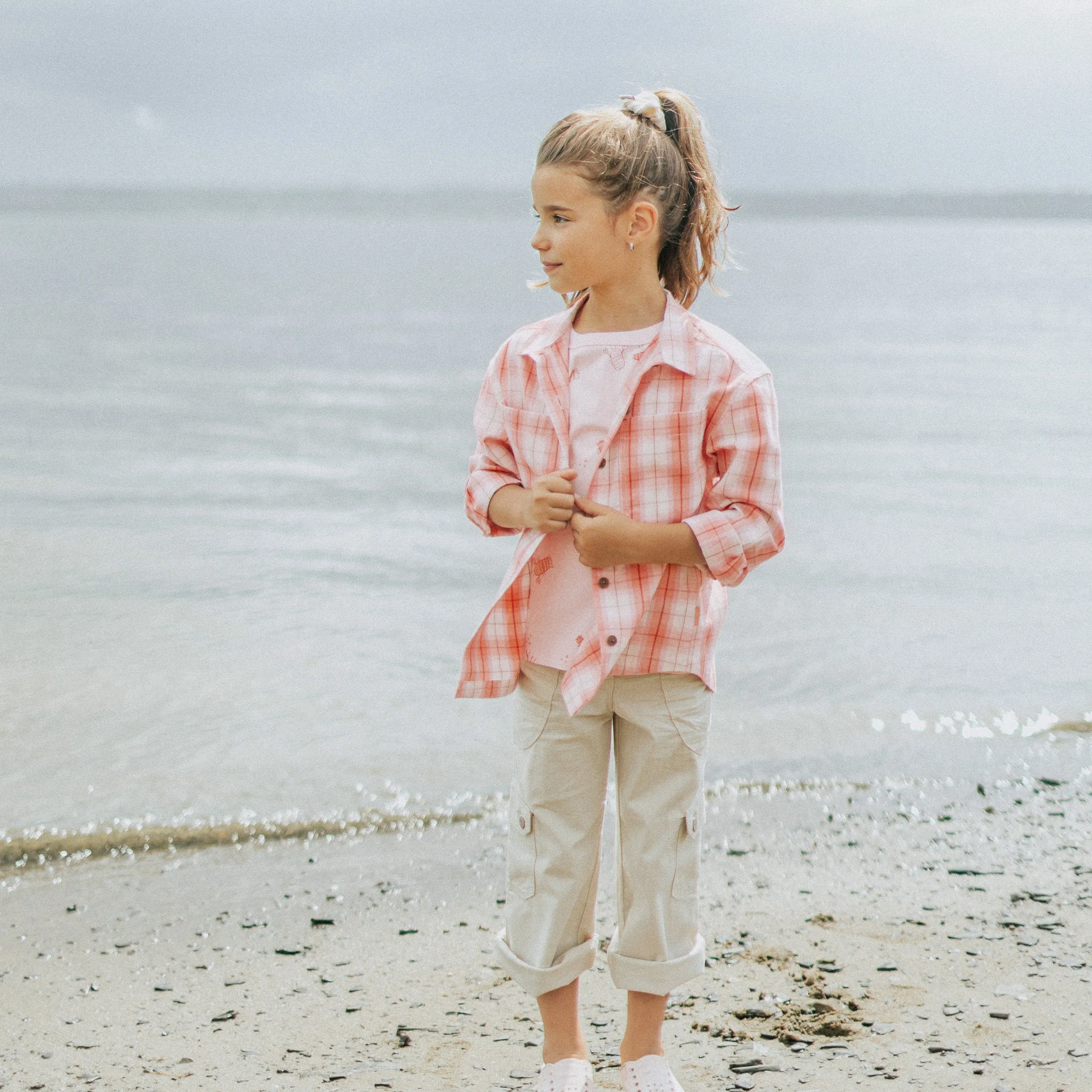 T-shirt manches courtes coupe ajustée rose pâle au motif écrevisses, enfant || Light pink short sleeves slim fit t-shirt with a crayfish print, child