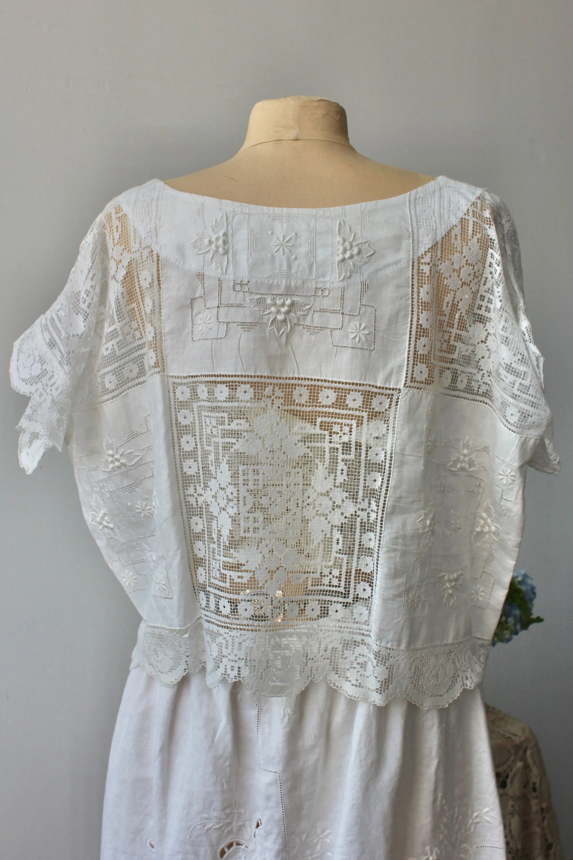 The Highlands Foundry White Linen Embroidered   Lace Box Top THF64
