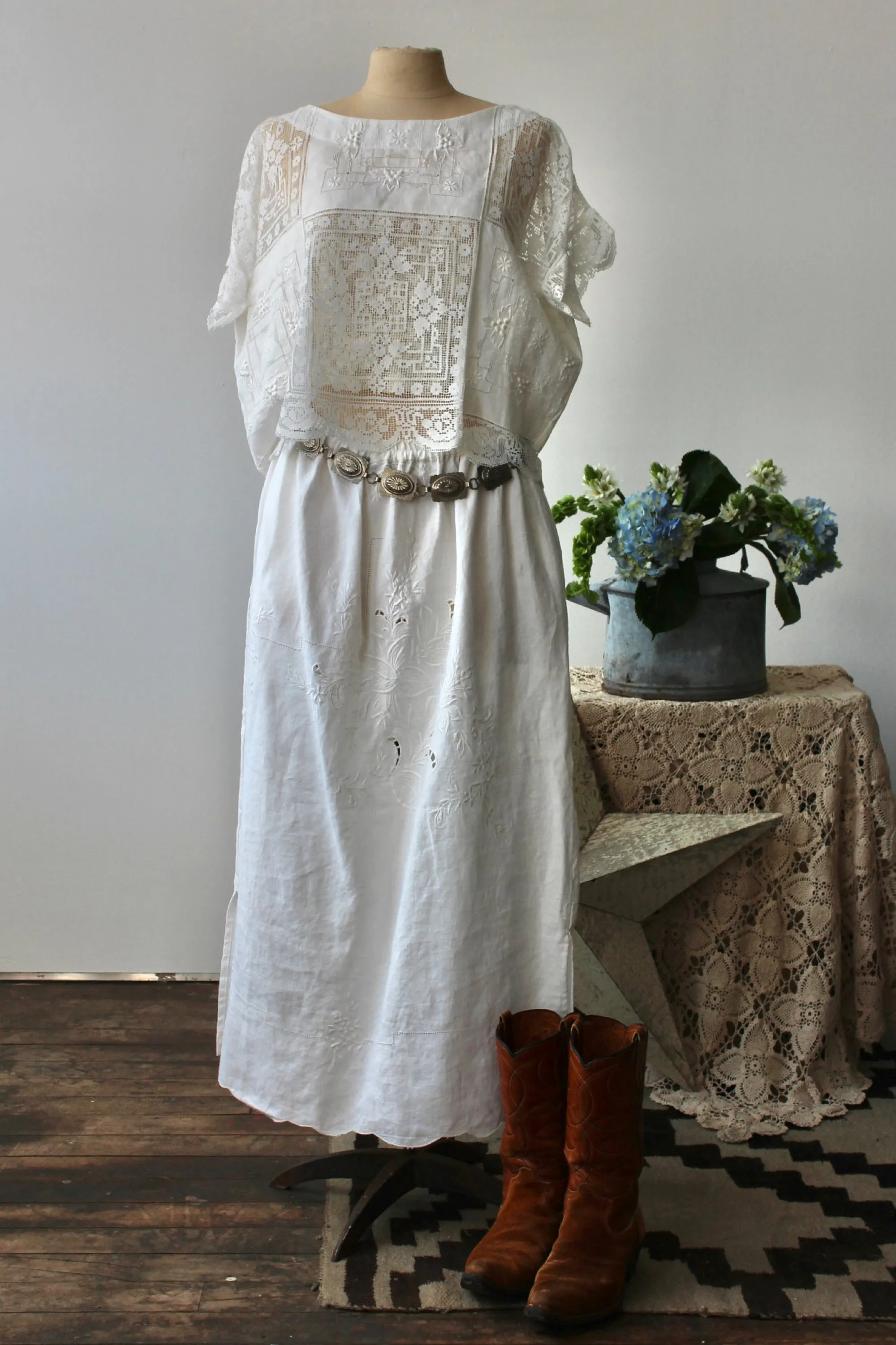 The Highlands Foundry White Linen Embroidered   Lace Box Top THF64