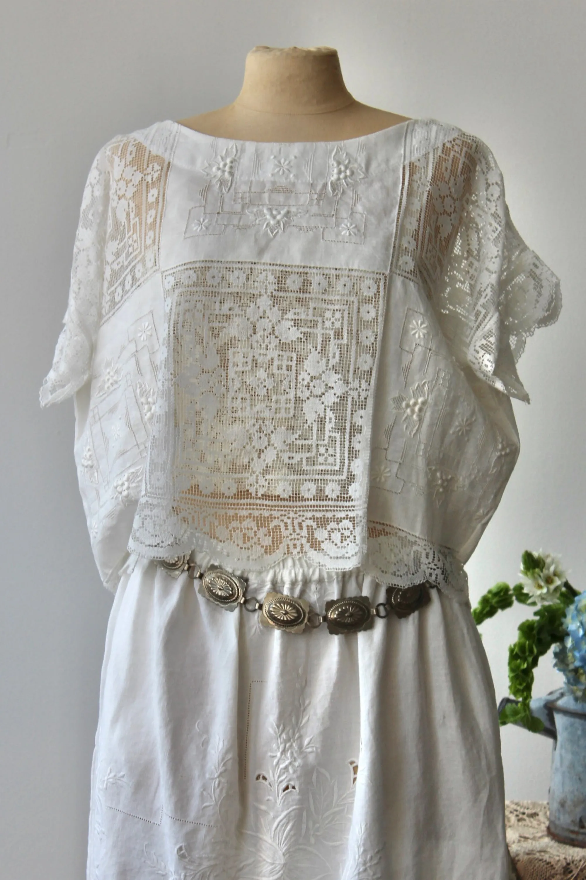 The Highlands Foundry White Linen Embroidered   Lace Box Top THF64