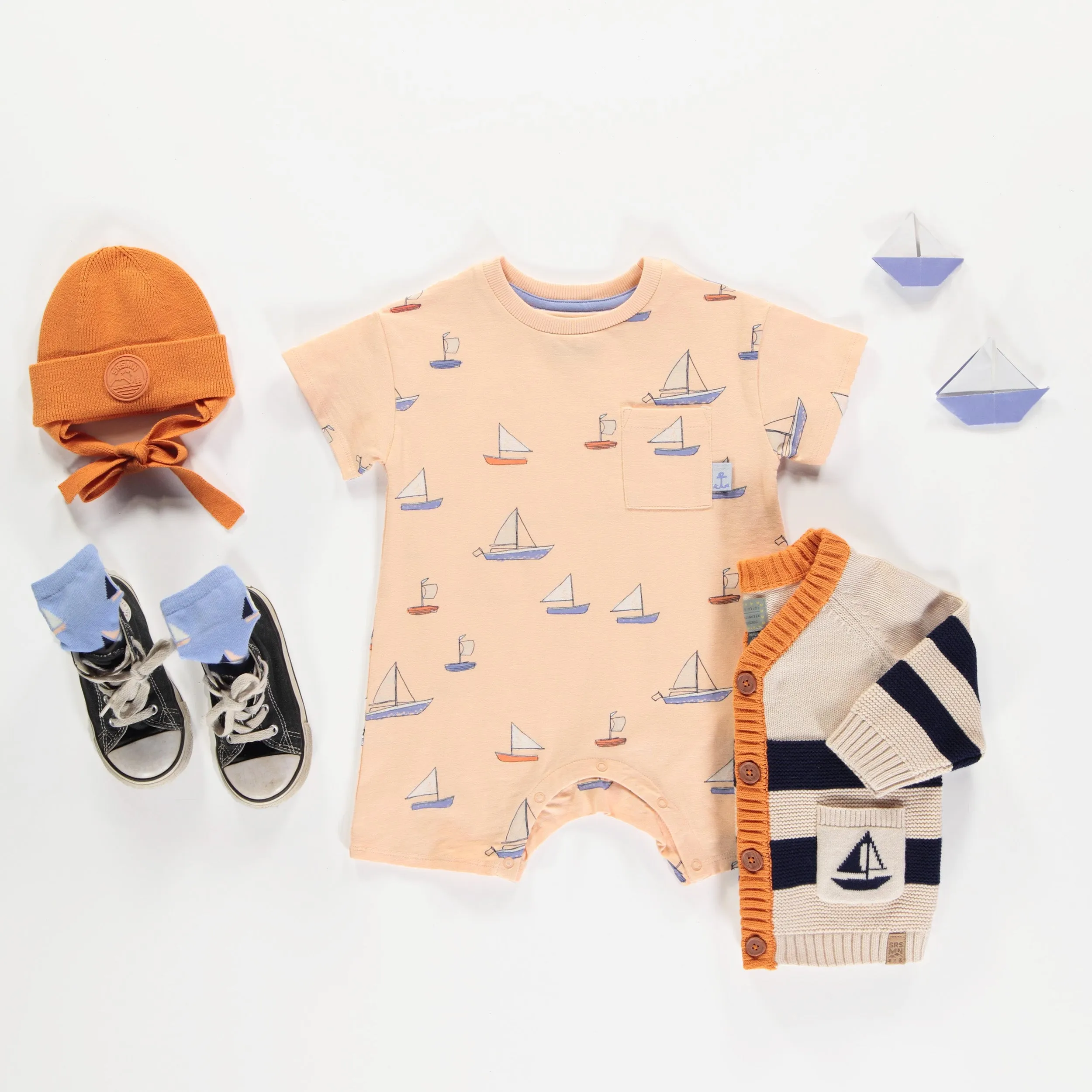 Une pièce manches courtes orange avec motif de voiliers en jersey extensible, bébé || Orange short sleeves one piece with sailboat in stretch jersey, baby