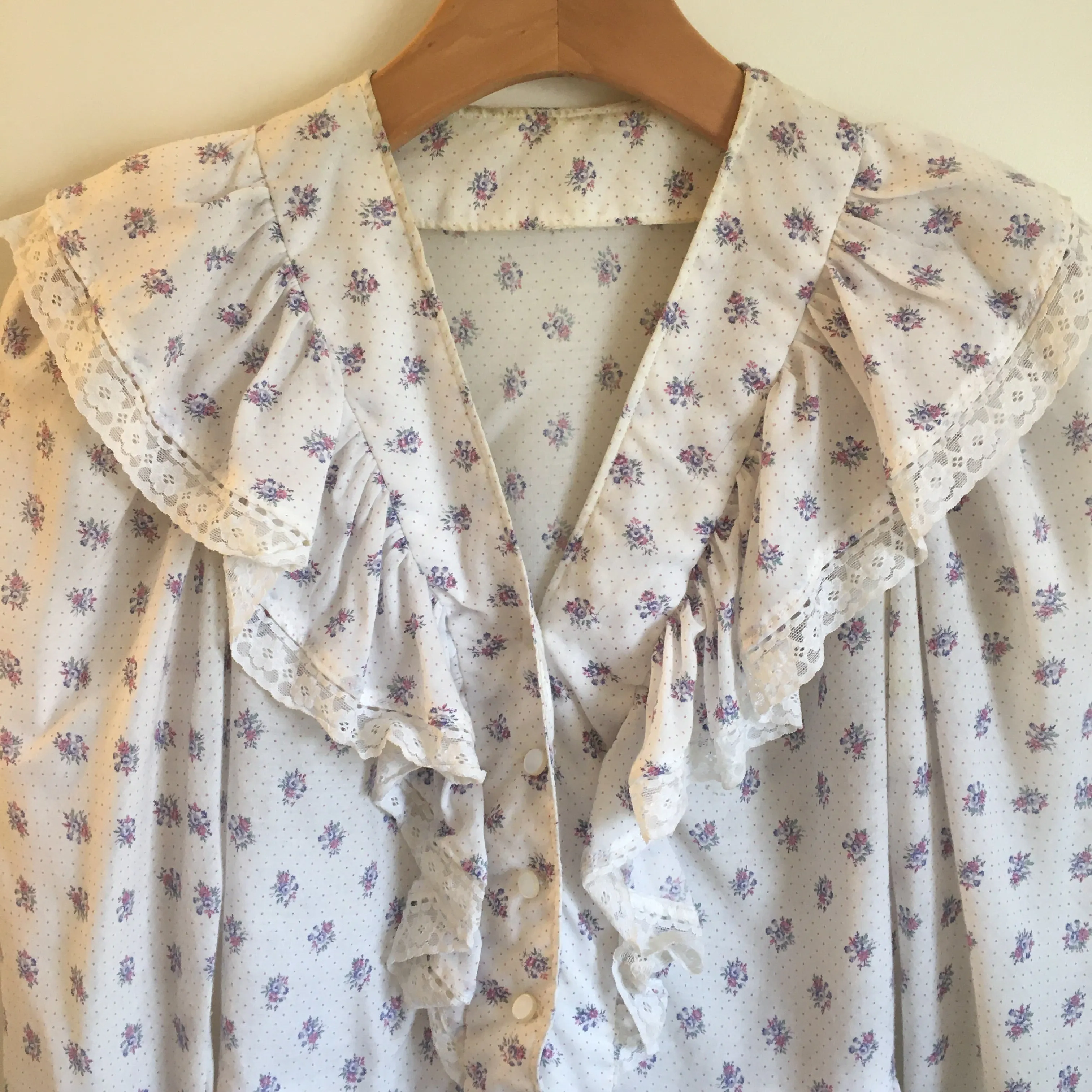 Vintage 70s Floral Polka Dot & Lace Button Front top // Gunne Sax Style // folk peasant prairie boho hippie Fashion