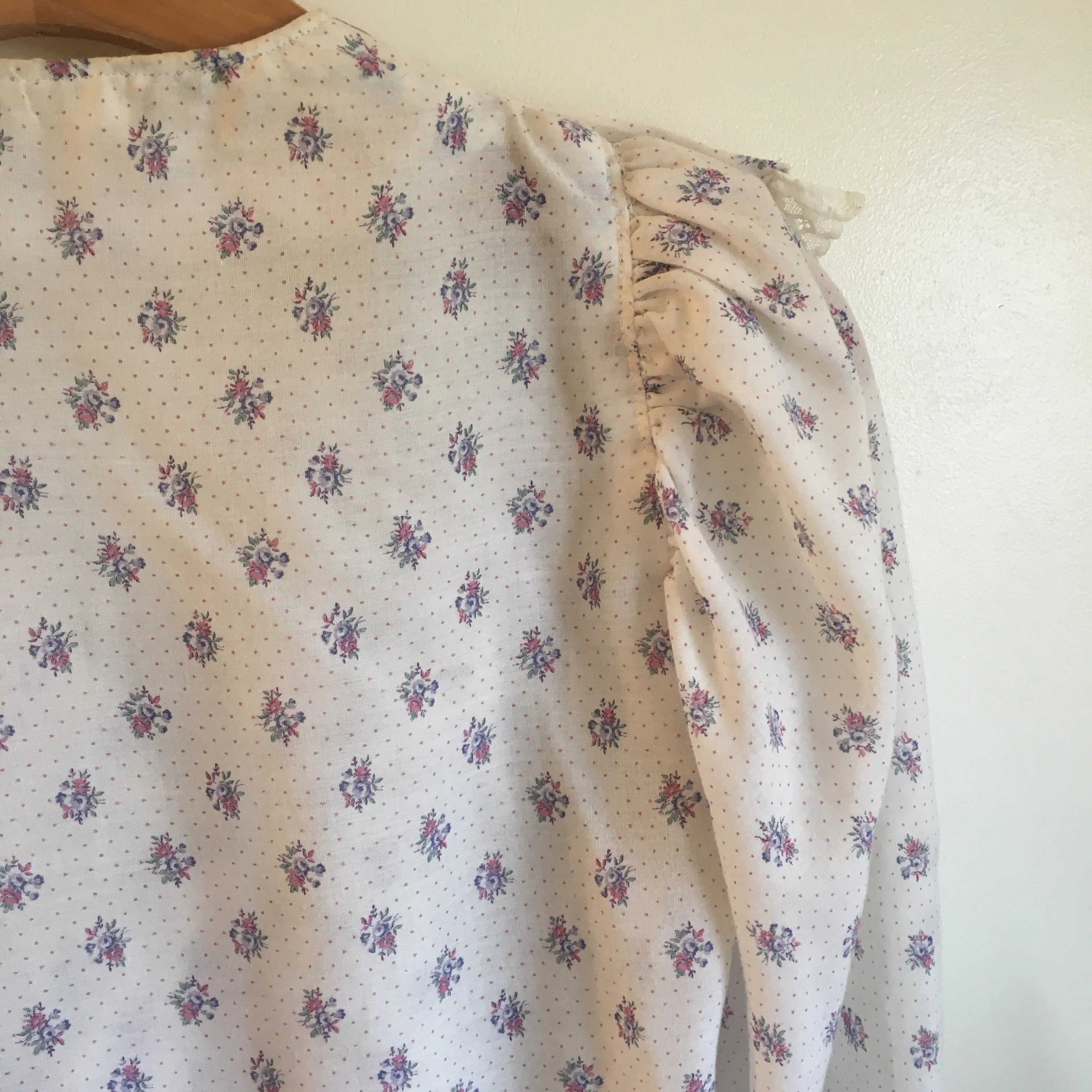 Vintage 70s Floral Polka Dot & Lace Button Front top // Gunne Sax Style // folk peasant prairie boho hippie Fashion