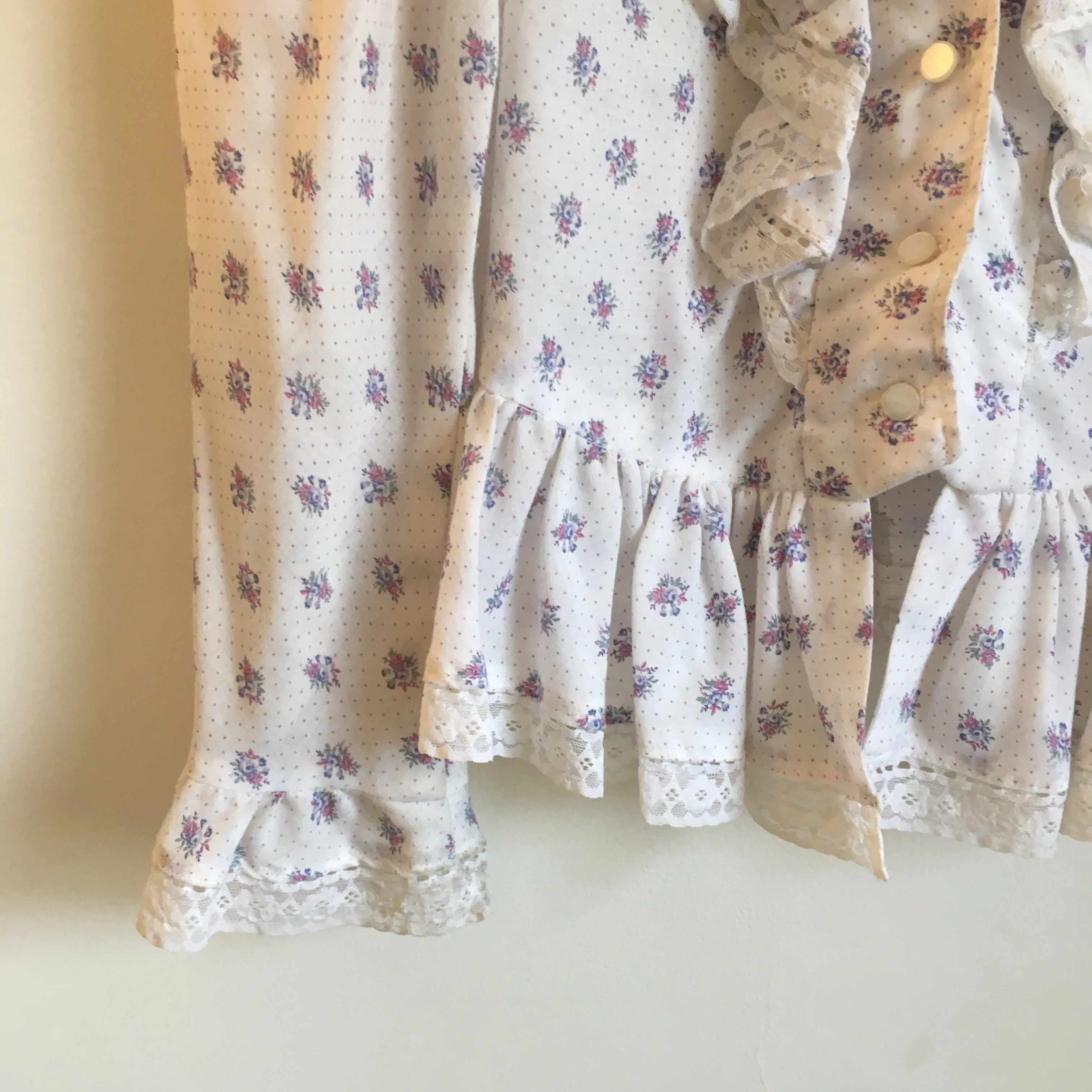 Vintage 70s Floral Polka Dot & Lace Button Front top // Gunne Sax Style // folk peasant prairie boho hippie Fashion