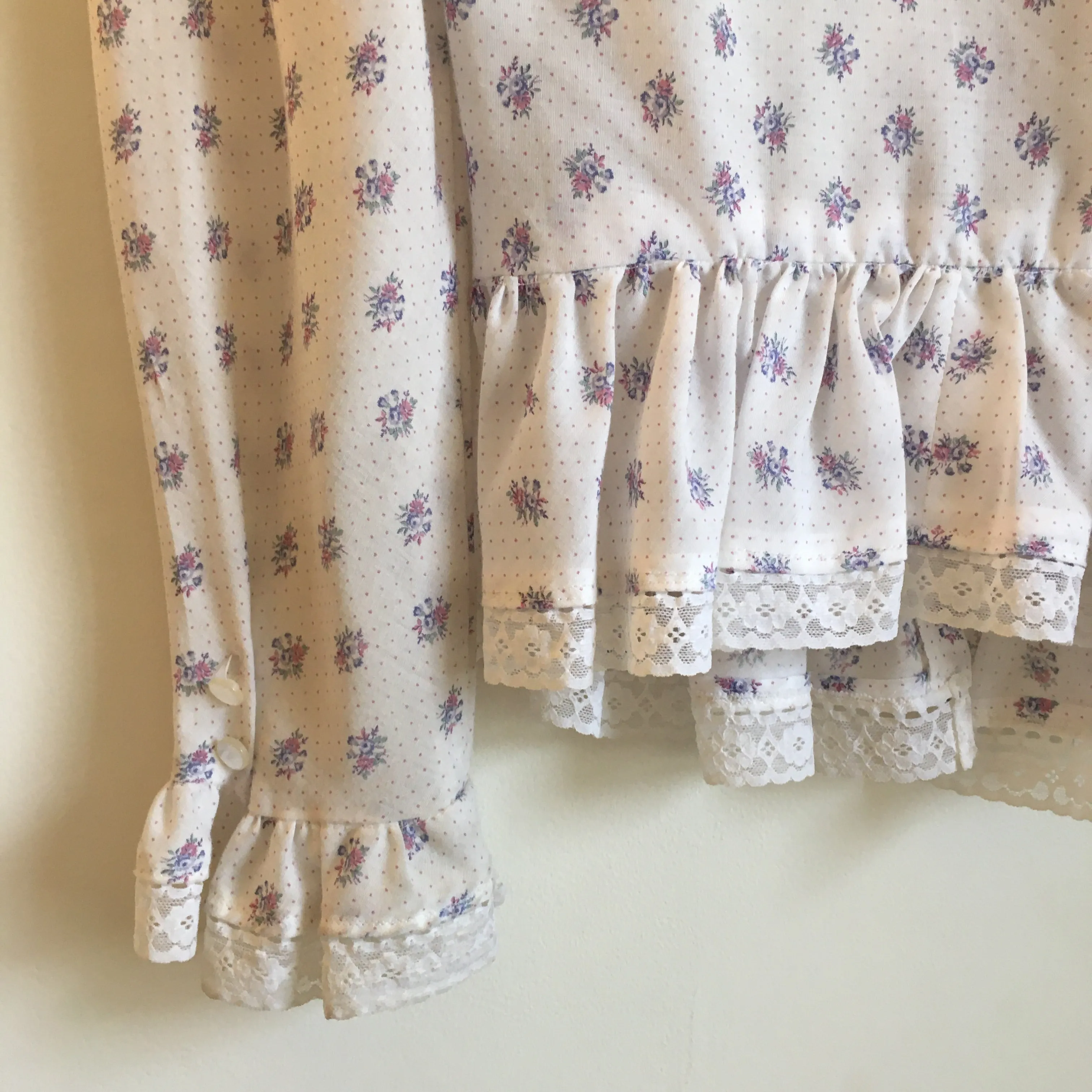 Vintage 70s Floral Polka Dot & Lace Button Front top // Gunne Sax Style // folk peasant prairie boho hippie Fashion