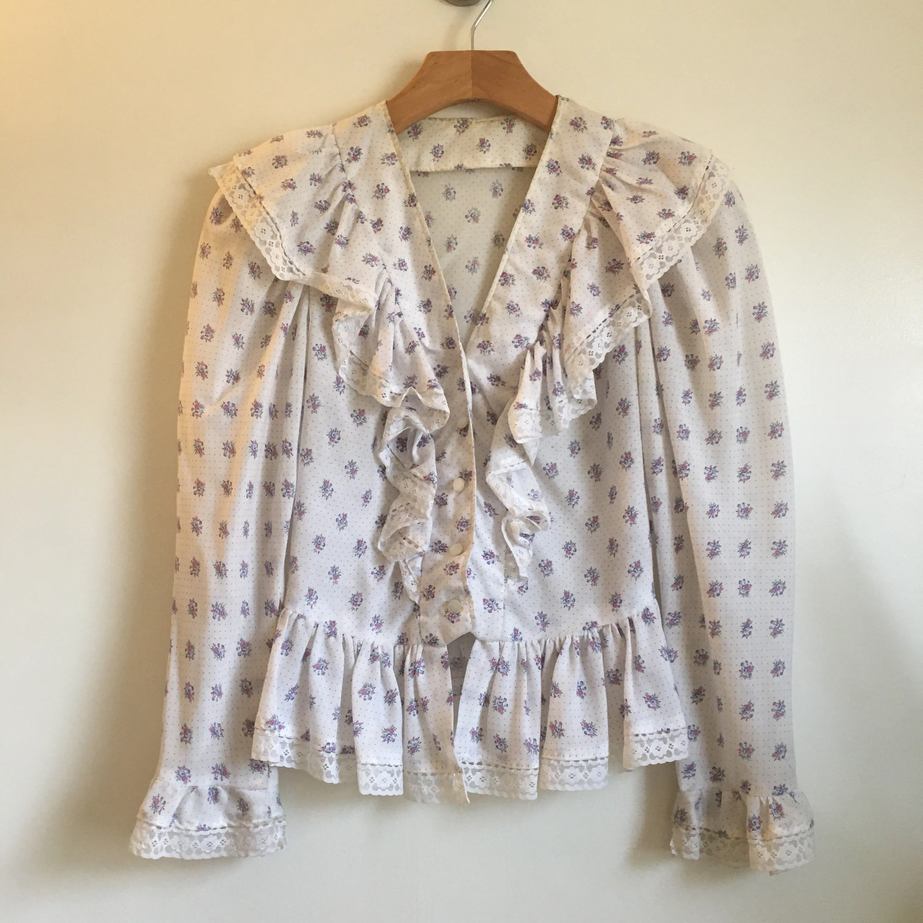 Vintage 70s Floral Polka Dot & Lace Button Front top // Gunne Sax Style // folk peasant prairie boho hippie Fashion