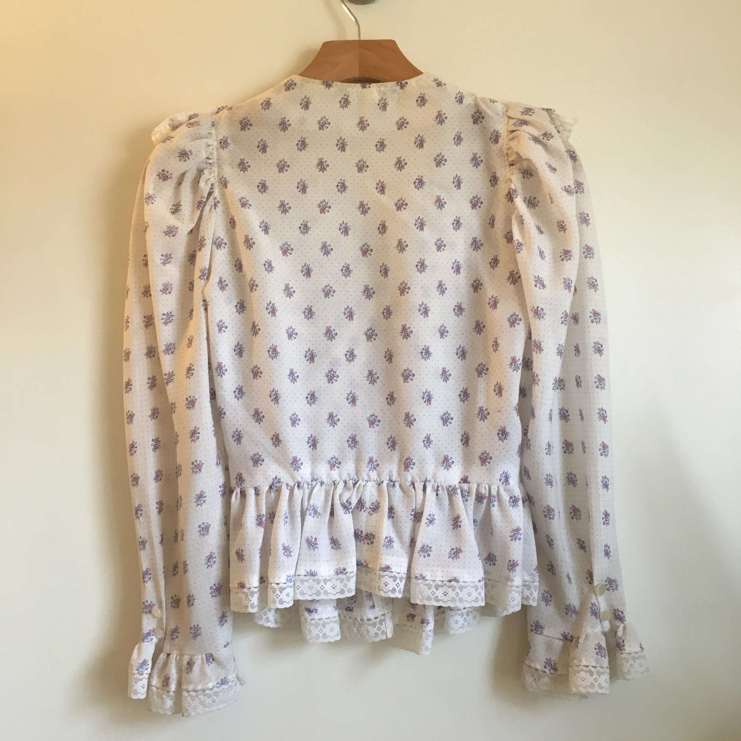 Vintage 70s Floral Polka Dot & Lace Button Front top // Gunne Sax Style // folk peasant prairie boho hippie Fashion