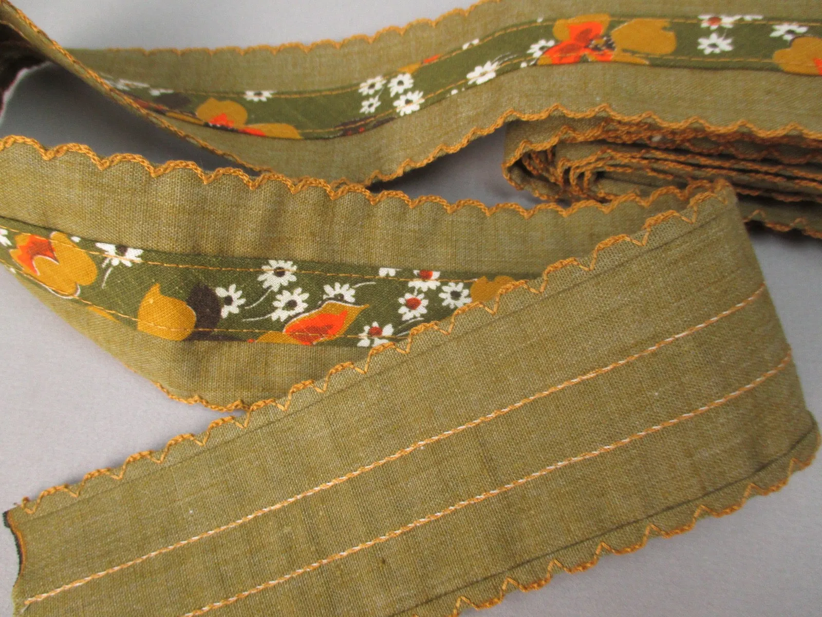 Vintage trim 60s poly cotton galloon lace trim