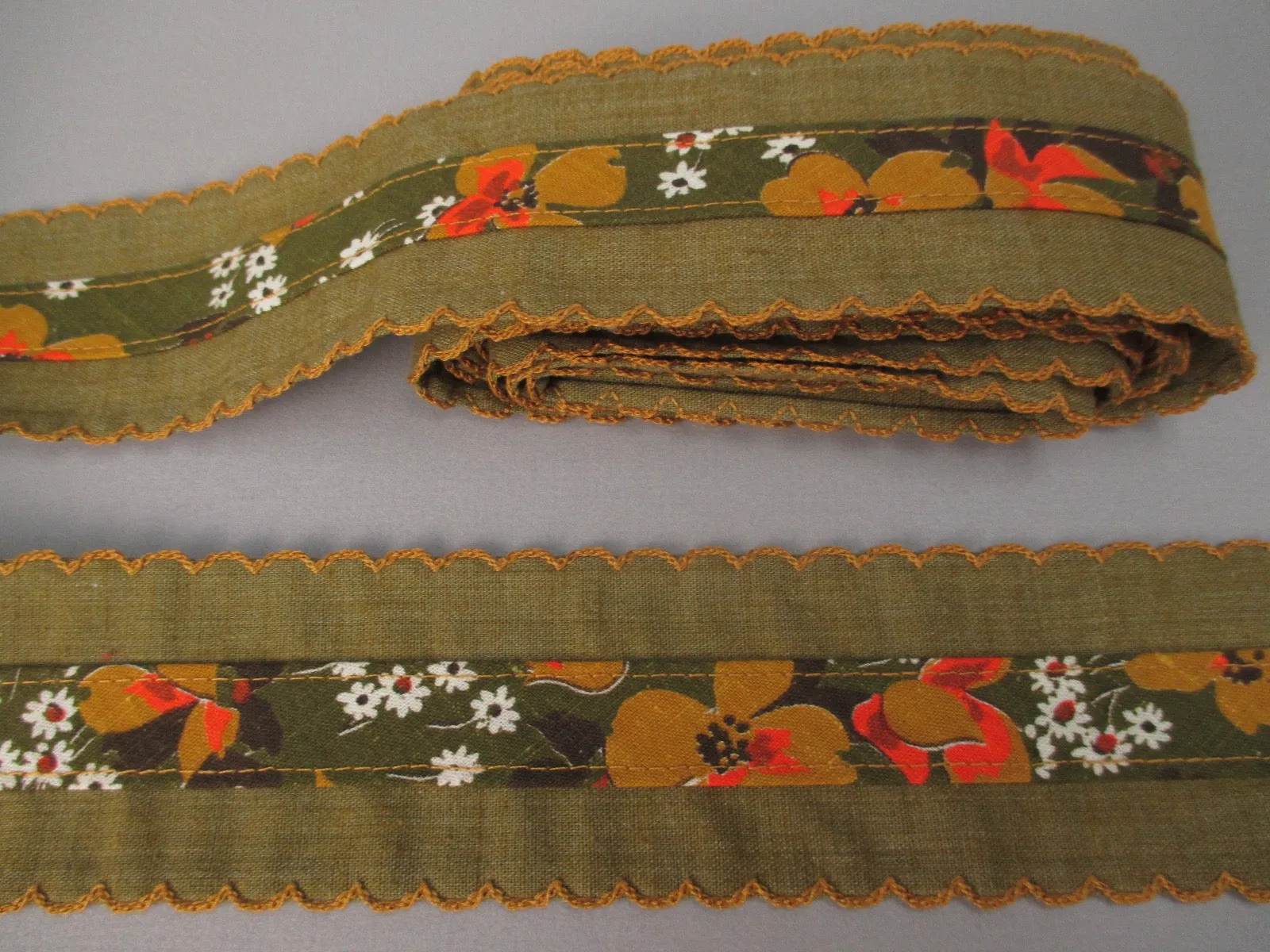 Vintage trim 60s poly cotton galloon lace trim